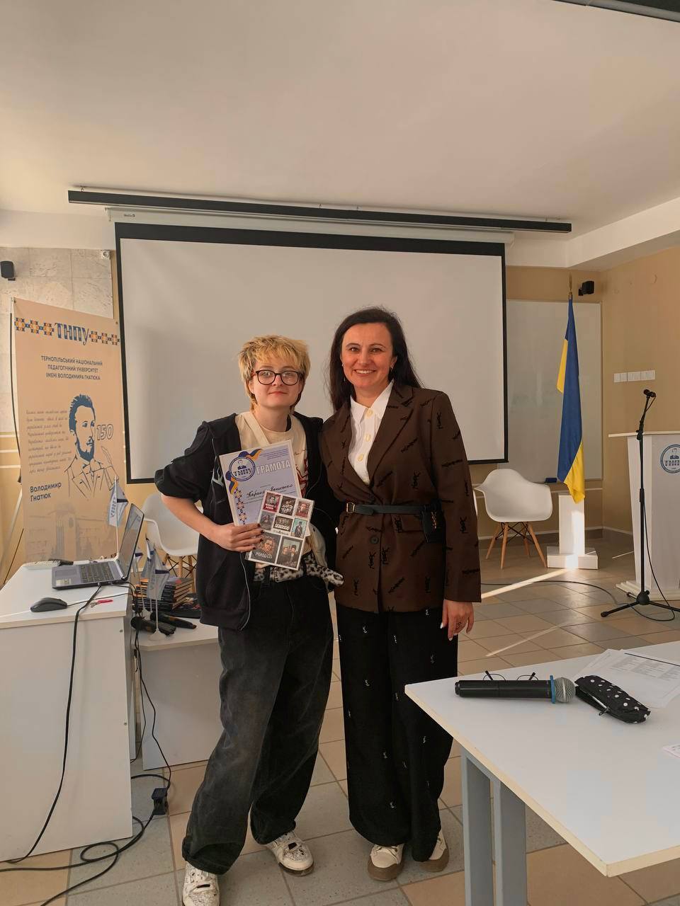 Studentka_fizyko-matematychnoho_fakultetu_Karyna_Yakymenko_ta_dekan_fakultetu_mystetstv_Toporivska_Yaroslava